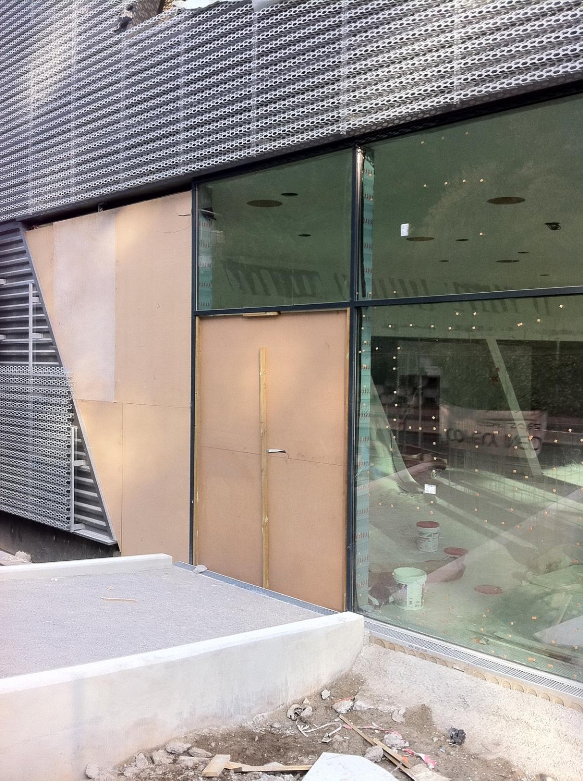 Façade et porte vitrées pour bâtiment professionnel