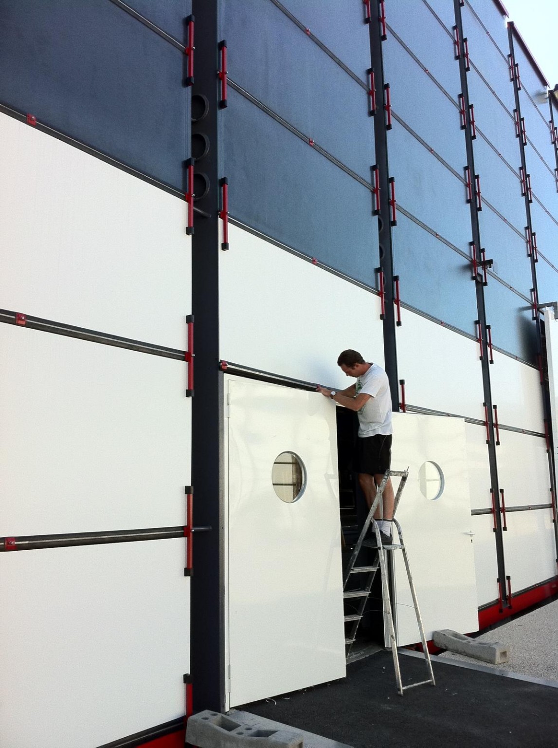 Installation d’une façade vitrée de grande dimension