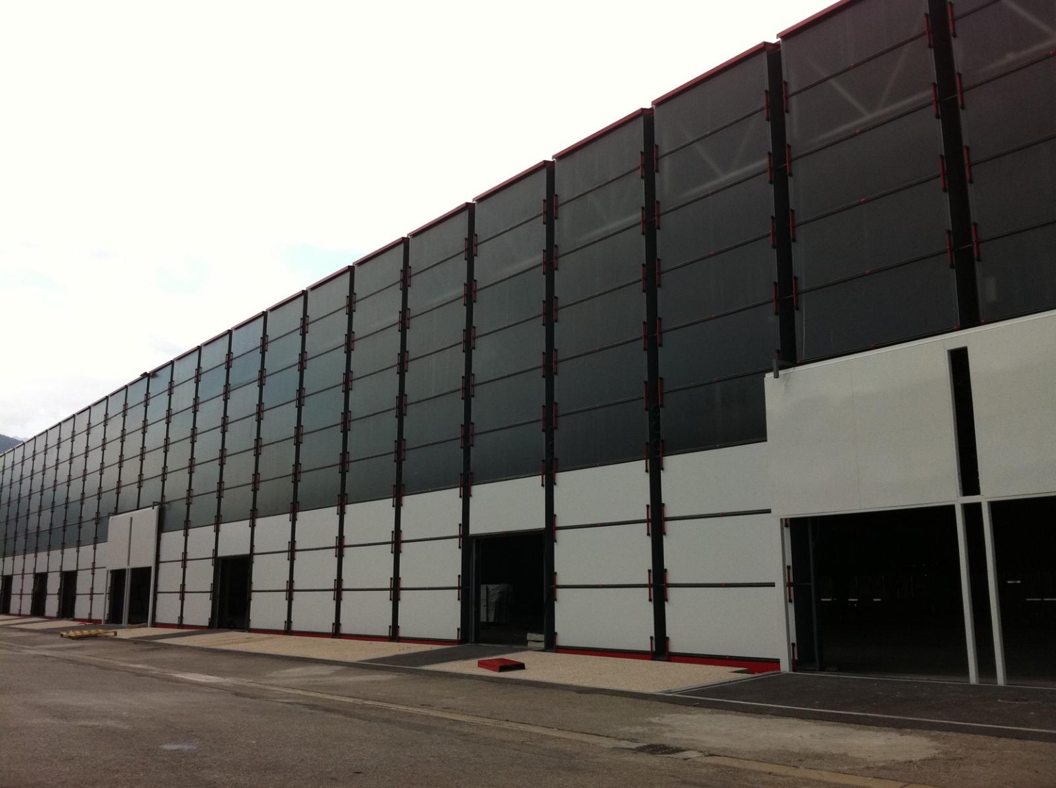 Façade vitrée professionnelle posée par Ouvertures de l’Ouest